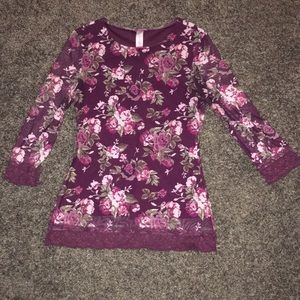 Three-quarter sleeve light top